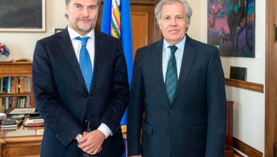 El Defensor Nacional y Coordinador General de Aidef, Andrés Mahnke, junto al Secretario General de la OEA, Luis Almagro.