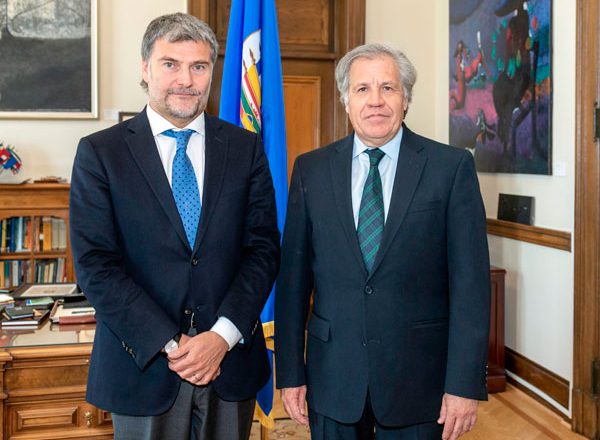 El Defensor Nacional y Coordinador General de Aidef, Andrés Mahnke, junto al Secretario General de la OEA, Luis Almagro.